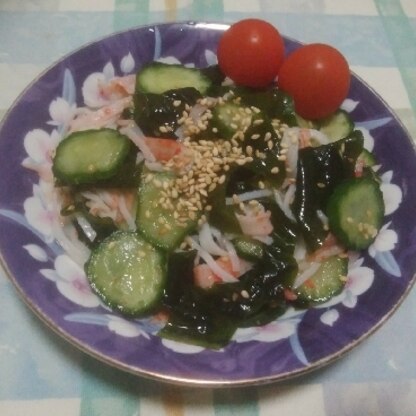 わかめプラスで作りました。かにかまが入ると、酢の物が食べやすい味になって美味しかったです。